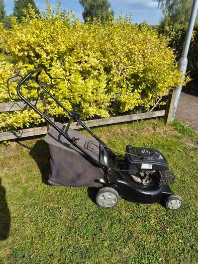 self-drive petrol lawnmower starts easy runs perfect