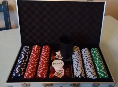 Poker set in aluminium case
