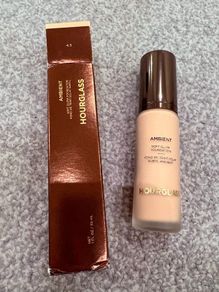 Hourglass Ambient Soft Glow foundation