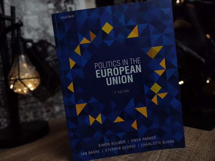 Politics in the European Union ! 5th Edition ! RRP 50-60 euro ! 2020 ! by Oxford University Press !