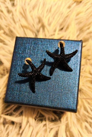 Small Shiny Earrings with Black Starfish Motif Elegant Minimal Style