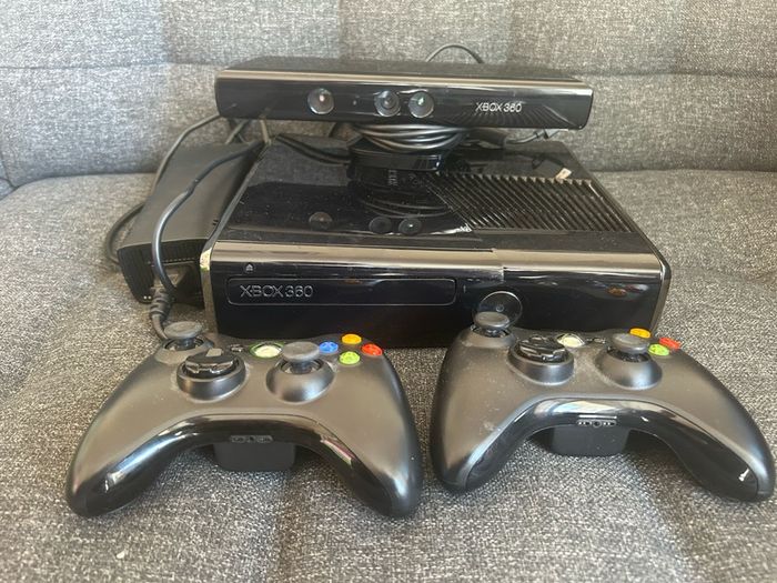 Xbox 360 S 250GB + 2 Controllers + Kinect + 12 Games