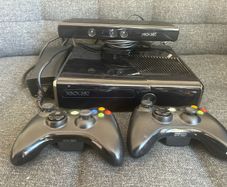 Xbox 360 S 250GB + 2 Controllers + Kinect + 12 Games