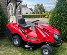 Ride on lawnmower