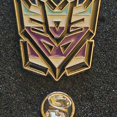 Transformers / decepticons , pin back badge.