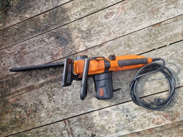 electric chainsaw