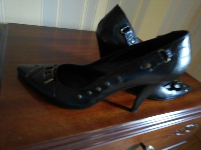 Ladies Shoes. Reduced To Clear.