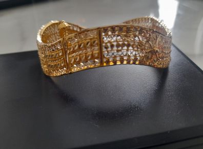 Intricate 18ct solid bangle