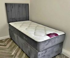 Single bed and mattress having headboard