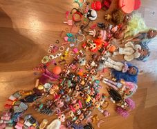 34 LOL dolls + 5 OMG dolls + 9 babies +5 pets & 159 accessories & a LOL doll limited edition car with pool and disco!