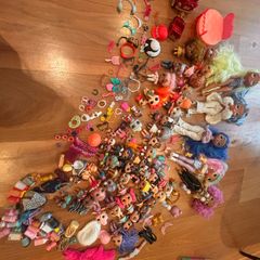 34 LOL dolls + 5 OMG dolls + 9 babies +5 pets & 159 accessories & a LOL doll limited edition car with pool and disco!