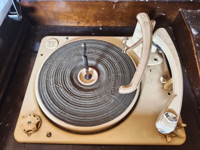 old record player/radio