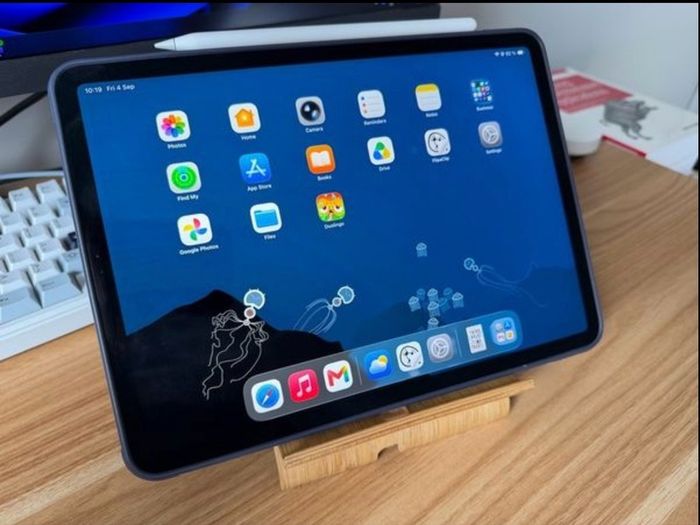 Apple iPad Pro 11" 2nd Gen 128GB (Wi-Fi) + Apple Pencil 2nd Gen Excellent Condition