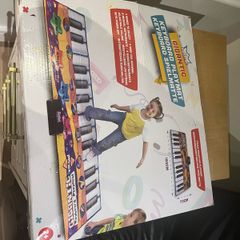 Gigantic keyboard playmat