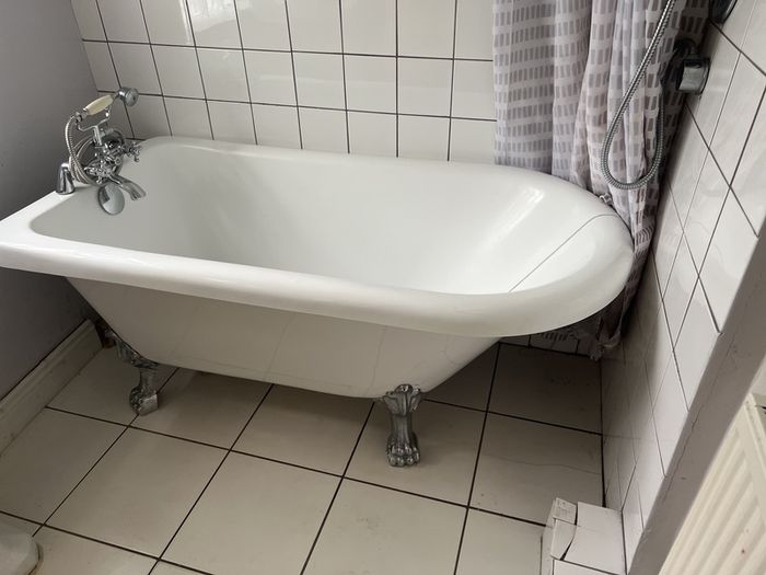 Free standing compact Victorian style bath