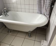 Free standing compact Victorian style bath