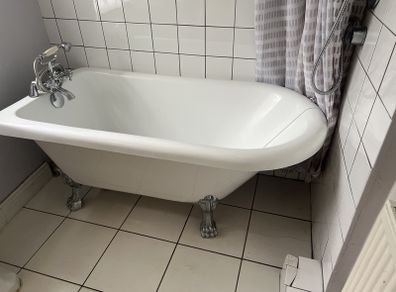 Free standing compact Victorian style bath