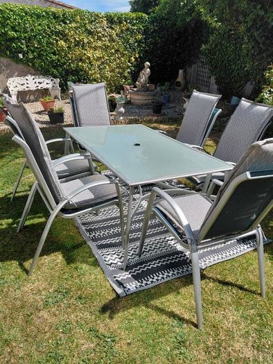 garden table with 6 chairs including cushions which are in perfect condition