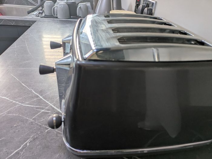 Delonghi Icona Metallics 4-Slice Toaster and kettle