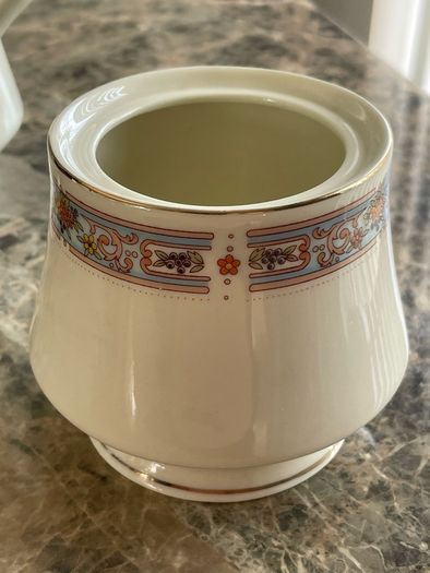 Bud let teapot milk and sugar