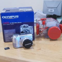 Olympus C-750 digital camera with underwater housing