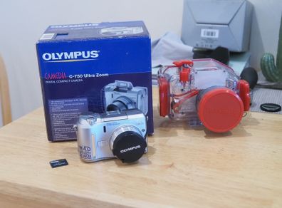 Olympus C-750 digital camera with underwater housing