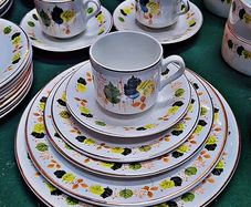 Large Arklow pottery Autumn leaves dinner set