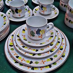 Large Arklow pottery Autumn leaves dinner set