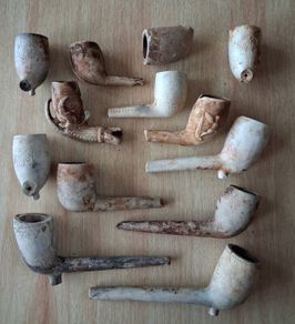 Lot of vintage clay pipe bowls