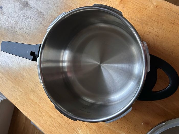 Amazon Basics Pressure Cooker
