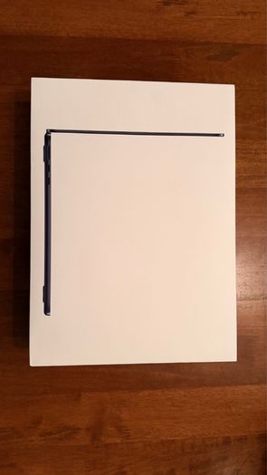 macbook air m2 (2022) excellent condition