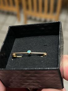 9ct brooch with opal