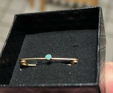 9ct brooch with opal
