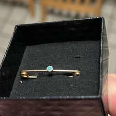 9ct brooch with opal