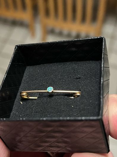 9ct brooch with opal