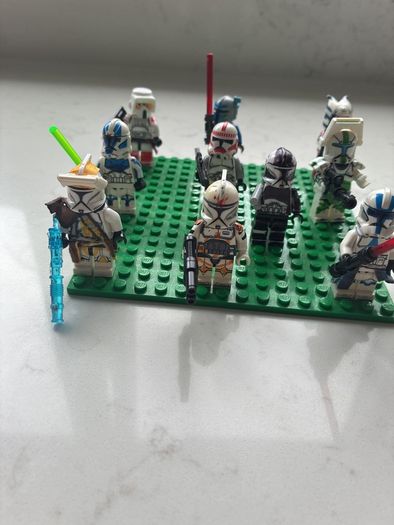 10Lego figures