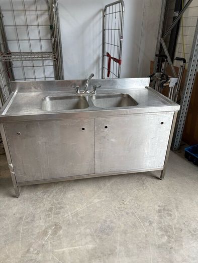 Stainless steel sinks