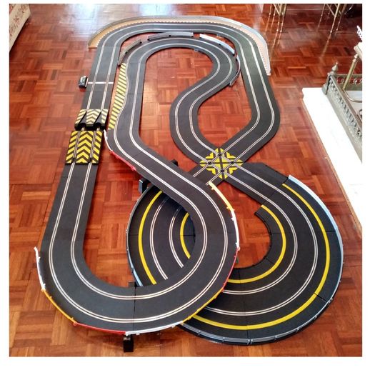 Scalextric 8x4 Speed Champions Set: Gulf Cars Edition