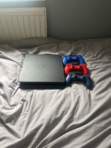 PS4 Slim Edition + 3 controllers