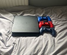PS4 Slim Edition + 3 controllers