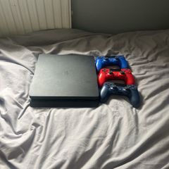 PS4 Slim Edition + 3 controllers