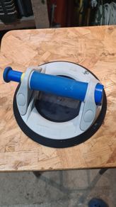 Suction lifter