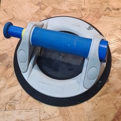 Suction lifter