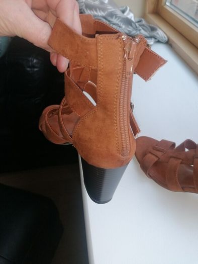 beautiful tan sandles