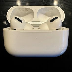 Apple AirPods Pro (1st Gen) with Wireless Charging Case