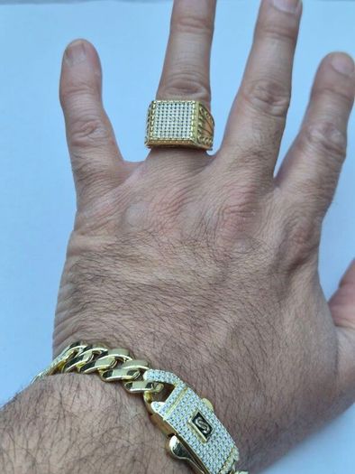 18K Gold And Diamond Ring