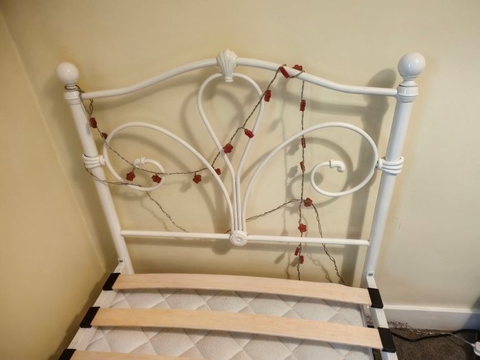 Single bed with pullout bed underneath