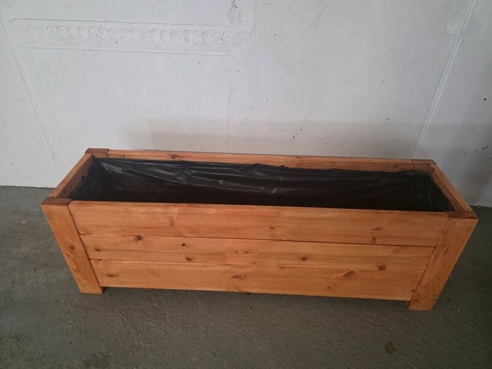 2 wooden planters