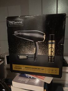 Tresemme Flawless Volume Smooth Blow Dry Set (2200W Dryer and Styling Kit)