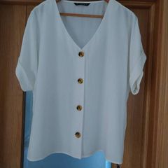 Ladies Ivory top, brand new with tags.